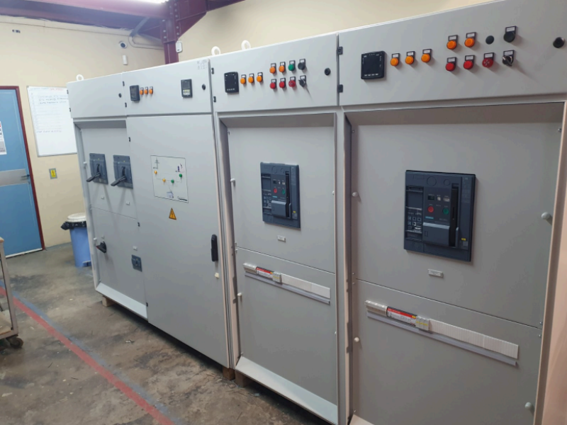 Construction of a 2500A electrical panel with automatic switching